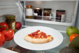 se mai poate manca pizza daca a stat mai mult de 24 de ore in frigider cat rezista de fapt 69b26de9f34b9