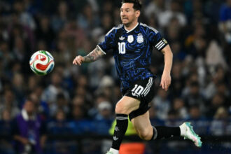 video adevaratul meci s a jucat la vestiar fotbalistii din mauritania s au batut pe tricoul lui messi 69c91ddd50f50