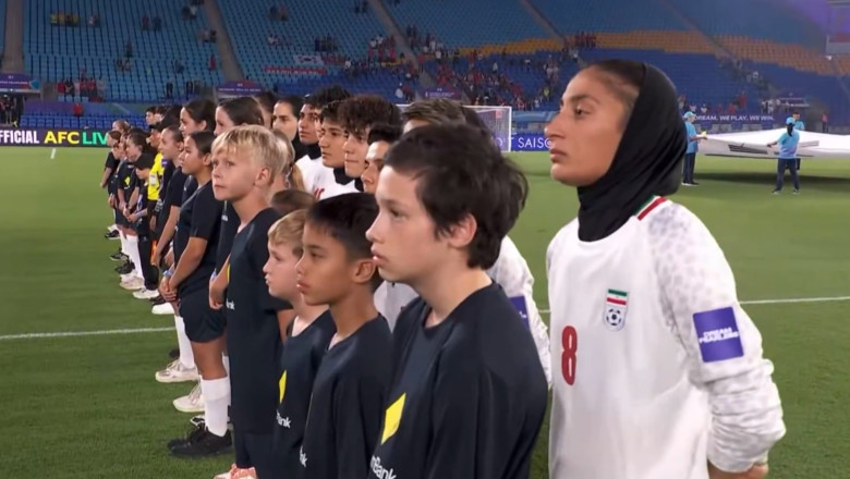 video nationala feminina de fotbal a iranului a refuzat sa cante imnul tarii inaintea meciului de deschidere din cupa asiei 69aabd54b500a