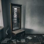 au cumparat o casa abandonata din 1880 iar ce au gasit in spatele unei oglinzi sparte i a lasat fara cuvinte 69ccb4685c442