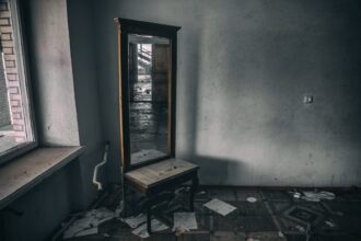 au cumparat o casa abandonata din 1880 iar ce au gasit in spatele unei oglinzi sparte i a lasat fara cuvinte 69ccb4685c442
