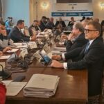 bataie intre senatorul cosa si microbistul cosa parlamentarul s a ametit de tot nu stie cum sa voteze daca ai voie sa bei o bere la meci sau nu 69ce3ea870710