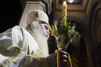 ce semnifica lumina sfanta din noaptea de inviere ce trebuie sa stie credinciosii daca se stinge lumanarea in drum spre casa 69d9ecfe51a80