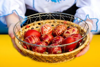 de ce se vopsesc ouale rosii de paste 2026 semnificatia traditiei respectate de romani in fiecare an 69d72da97b4fe
