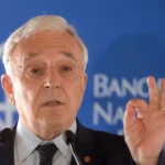 isarescu bnr ne a fixat urmatorul obiectiv de tara adoptarea monedei euro mai bucurestiul poate sa intre si maine daca am putea sa l decupam sa l scoatem dar tara e mai mare 69ce5a461eb6b