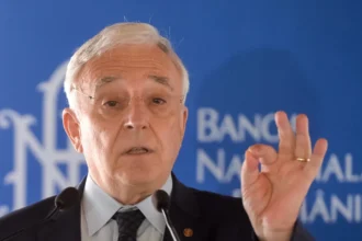 isarescu bnr ne a fixat urmatorul obiectiv de tara adoptarea monedei euro mai bucurestiul poate sa intre si maine daca am putea sa l decupam sa l scoatem dar tara e mai mare 69ce5a461eb6b