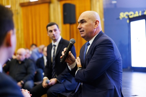 liberalii au votat sa nu se mai bata cu extremistii pentru ca bolojan are nevoie de sprijin in parlament luati de unde se poate 69e7626aaf928