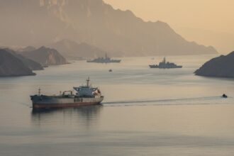 sua aplicam blocada in mod complet impotriva oricarei nave indiferent de nationalitate care se indreapta spre sau dinspre un port sau teritoriu iranian 69ecee982f94d