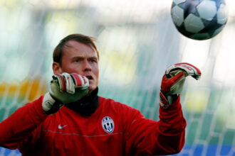 tragedie in fotbal alex manninger fost portar la arsenal si juventus mort la 48 de ani dupa ce masina sa a fost lovita de tren 69e204e643553