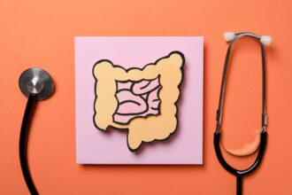 un baietel de 8 ani tratat initial pentru constipatie a fost depistat cu un cancer agresiv simptomele care i au derutat pe medici 69d62285451ab