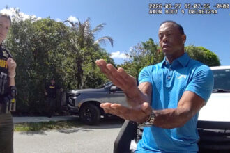 videofoto tiger woods la telefon cu donald trump dupa accident surprins de camera politiei 69cf81d87a43c