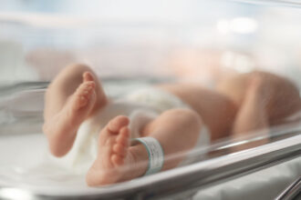 acuzatii de malpraxis la maternitatea polizu dupa ce un bebelus nascut prematur a murit mama nou nascutului s a umflat a inceput sa i se crape pielea pe el 6a031af93d8b8