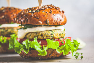 burger de pui mai gustos decat la fast food iese suculent si aromat nu ai nevoie de multe ingrediente 6a1862179bc00