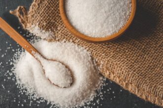 depozitezi sarea intr un recipient din otel greseala ce iti poate afecta un ingredient esential din bucatarie 69ff018739799