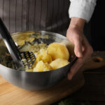 ingredientul la care nu se gandeste nicio gospodina sa l puna in piureul de cartofi pentru cea mai cremoasa textura 69f974b7784f9