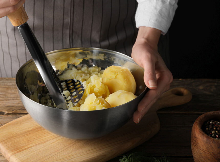 ingredientul la care nu se gandeste nicio gospodina sa l puna in piureul de cartofi pentru cea mai cremoasa textura 69f974b7784f9
