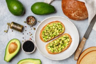 ingredientul simplu care face un toast cu avocado mult mai gustos trucul recomandat de pasionatii de gatit 6a02ec4aae800