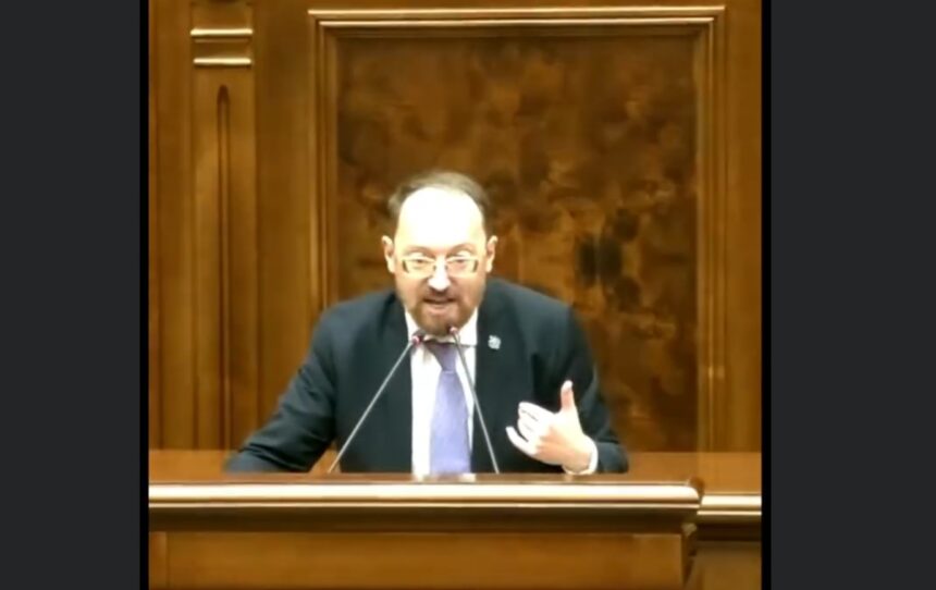 microfon taiat senatorul sava impiedicat in parlament sa faca apel la alesi sa voteze motiunea de cenzura video 69f8b4ce22071