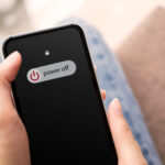 motivul surprinzator pentru care ar trebui sa iti inchizi telefonul o data pe saptamana specialistii spun ca te poate proteja de hackeri 6a19397a7ba28