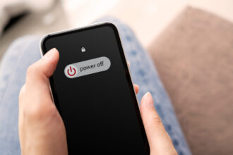 motivul surprinzator pentru care ar trebui sa iti inchizi telefonul o data pe saptamana specialistii spun ca te poate proteja de hackeri 6a19397a7ba28