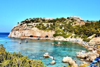plaja de pe o insula din grecia a ajuns oficial cea mai ieftina destinatie de litoral din europa 69f62437dc6b1