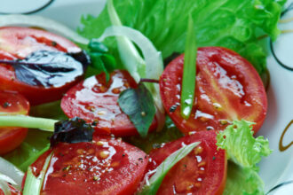 pui otet in salata de rosii specialistii spun ca acest obicei poate provoca probleme digestive 6a17155437aa8