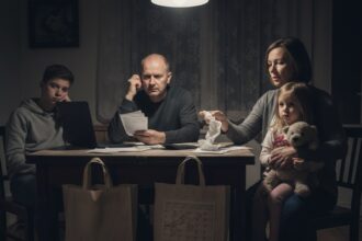 scumpirile tot mai accentuate ii forteaza pe romani sa si regandeasca prioritatile electrocasnicele si mobilierul primele sacrificate 6a156154c34dc