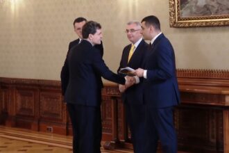 simion dupa discutiile cu nicusor dan am cerut mandat pentru formarea noii guvernari ne asumam intrarea la guvernare si scoaterea romaniei din criza video 6a0ad57e11174