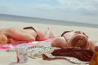 turistii impartiti pe litoral in doua tabere cei care cauta cluburi si statiuni aglomerate si cei care vor plaje linistite exista petreceri uimitoare dar doar vinerea si sambata 6a0c84955c143