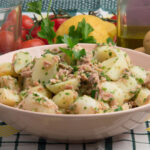 cea mai buna salata calda de cartofi noi cu ansoa e delicioasa si se prepara rapid 6a20462ab744f
