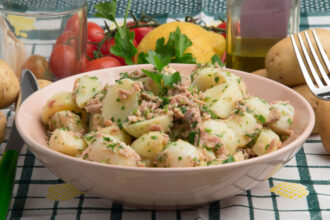 cea mai buna salata calda de cartofi noi cu ansoa e delicioasa si se prepara rapid 6a20462ab744f