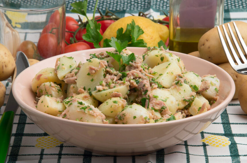 cea mai buna salata calda de cartofi noi cu ansoa e delicioasa si se prepara rapid 6a20462ab744f