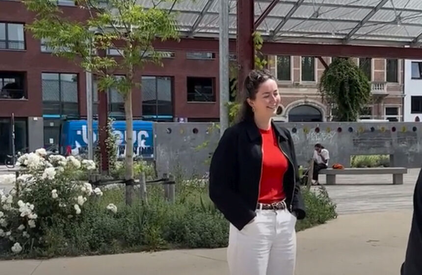 nu imi este rusine cu banii mei o femeie si a facut salariul public pe un panou publicitar 6a1eb33e05e2f